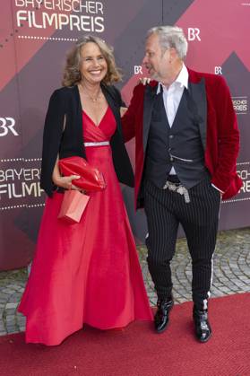 Marie Theres Relin mit Sven-Oliver Müller bei der Verleihung des 44. Bayerischen Filmpreises 2022 im Prinzregententheater. München, 16.06.2023
