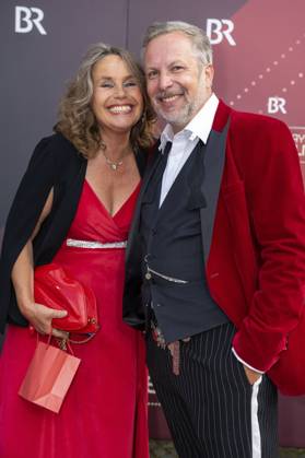 Marie Theres Relin mit Sven-Oliver Müller bei der Verleihung des 44. Bayerischen Filmpreises 2022 im Prinzregententheater. München, 16.06.2023