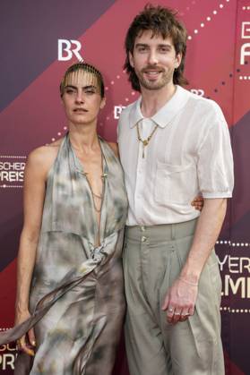 Samia Chancrin und James Newton bei der Verleihung des 44. Bayerischen Filmpreises 2022 im Prinzregententheater. München, 16.06.2023
