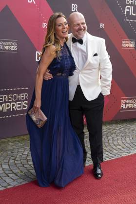 Nele Kiper mit Gast bei der Verleihung des 44. Bayerischen Filmpreises 2022 im Prinzregententheater. München, 16.06.2023