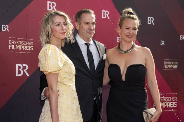 Gast, Manou Lubowski und Lara von Stumberg bei der Verleihung des 44. Bayerischen Filmpreises 2022 im Prinzregententheater. München, 16.06.2023