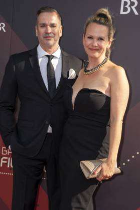 Manou Lubowski mit Freundin Lara von Stumberg bei der Verleihung des 44. Bayerischen Filmpreises 2022 im Prinzregententheater. München, 16.06.2023