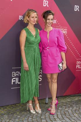 Nathalie Schott und Dagny Dewath bei der Verleihung des 44. Bayerischen Filmpreises 2022 im Prinzregententheater. München, 16.06.2023