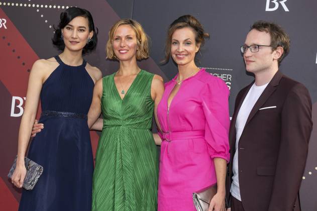 Agnes Kiyomi Decker, Nathalie Schott, Dagny Dewath und Gast bei der Verleihung des 44. Bayerischen Filmpreises 2022 im Prinzregententheater. München, 16.06.2023
