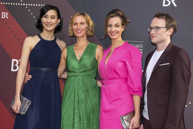 Agnes Kiyomi Decker, Nathalie Schott, Dagny Dewath und Gast bei der Verleihung des 44. Bayerischen Filmpreises 2022 im Prinzregententheater. München, 16.06.2023