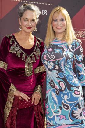 Irina Wanka und Sophie Adell bei der Verleihung des 44. Bayerischen Filmpreises 2022 im Prinzregententheater. München, 16.06.2023