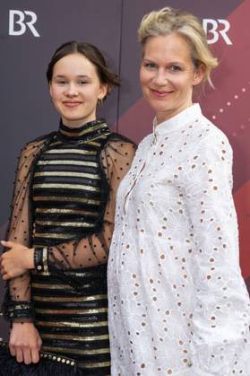 Rosalie Darchinger und Katharina Schwarz bei der Verleihung des 44. Bayerischen Filmpreises 2022 im Prinzregententheater. München, 16.06.2023