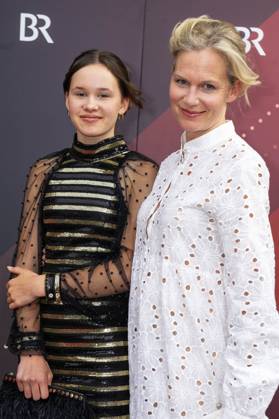 Rosalie Darchinger und Katharina Schwarz bei der Verleihung des 44. Bayerischen Filmpreises 2022 im Prinzregententheater. München, 16.06.2023