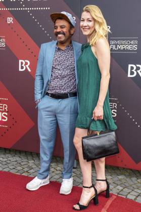 Simon Pearce und Genija Rykova bei der Verleihung des 44. Bayerischen Filmpreises 2022 im Prinzregententheater. München, 16.06.2023