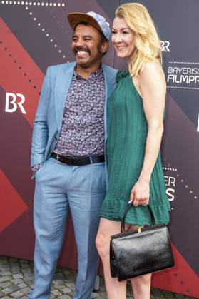 Simon Pearce und Genija Rykova bei der Verleihung des 44. Bayerischen Filmpreises 2022 im Prinzregententheater. München, 16.06.2023