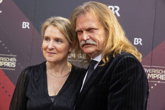 Leslie Mandoki mit Ehefrau Eva Mandoki bei der Verleihung des 44. Bayerischen Filmpreises 2022 im Prinzregententheater. München, 16.06.2023