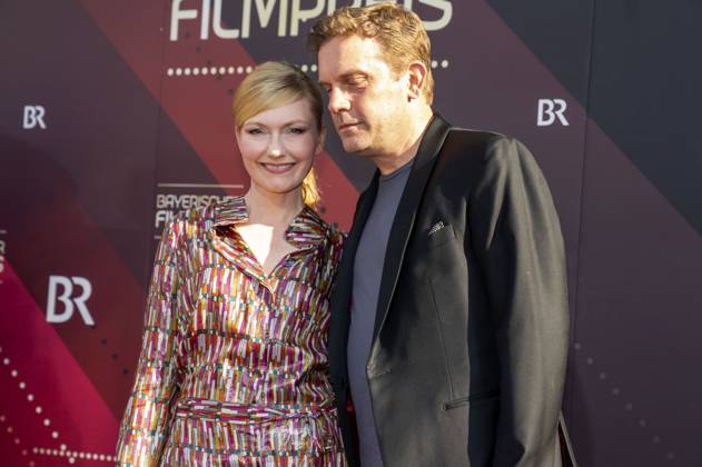 Johanna Christine Gehlen und Sebastian Bezzel bei der Verleihung des 44. Bayerischen Filmpreises 2022 im Prinzregententheater. München, 16.06.2023