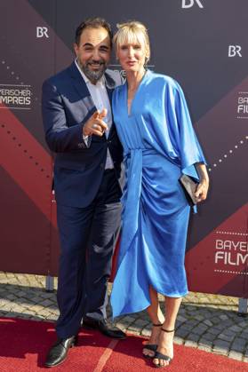 Adnan Maral mit Ehefrau Franziska Maral bei der Verleihung des 44. Bayerischen Filmpreises 2022 im Prinzregententheater. München, 16.06.2023