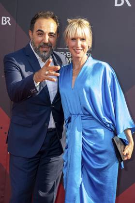 Adnan Maral mit Ehefrau Franziska Maral bei der Verleihung des 44. Bayerischen Filmpreises 2022 im Prinzregententheater. München, 16.06.2023