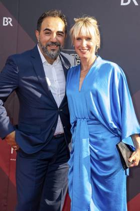 Adnan Maral mit Ehefrau Franziska Maral bei der Verleihung des 44. Bayerischen Filmpreises 2022 im Prinzregententheater. München, 16.06.2023