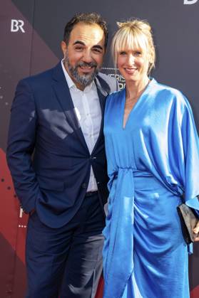 Adnan Maral mit Ehefrau Franziska Maral bei der Verleihung des 44. Bayerischen Filmpreises 2022 im Prinzregententheater. München, 16.06.2023