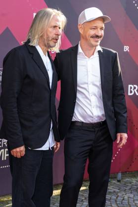 Karsten Dahlem mit Gast bei der Verleihung des 44. Bayerischen Filmpreises 2022 im Prinzregententheater. München, 16.06.2023