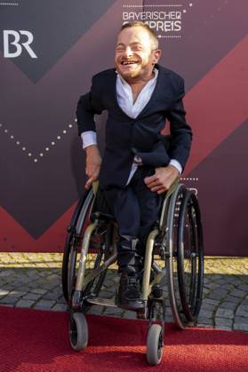 Erwin Aljukic bei der Verleihung des 44. Bayerischen Filmpreises 2022 im Prinzregententheater. München, 16.06.2023