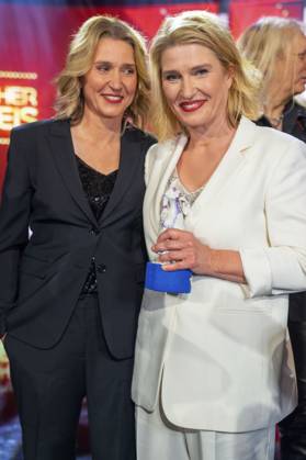 Meike Kordes und Alexandra Kordes bei der Verleihung des 44. Bayerischen Filmpreises 2022 im Prinzregententheater. München, 16.06.2023