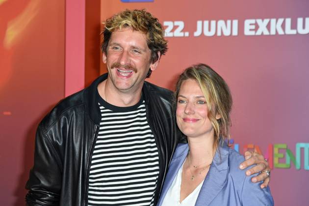 Marie Burchard mit Ehemann Sebastian Schwarz bei der Deutschlandpremiere von ELEMENTAL im Kino in der Kulturbrauerei am 18.06.2023