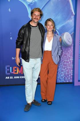 Marie Burchard mit Ehemann Sebastian Schwarz bei der Deutschlandpremiere von ELEMENTAL im Kino in der Kulturbrauerei am 18.06.2023