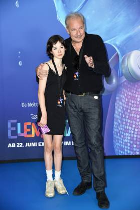Leander Haussmann mit Tochter Edwina Eddi Kuhl bei der Deutschlandpremiere von ELEMENTAL im Kino in der Kulturbrauerei am 18.06.2023