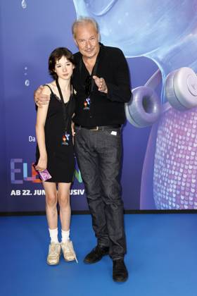Leander Haußmann und seine Tochter Edwina Kuhl bei der Elemental (Disney) Kino Premiere am 18.06.2023 in Berlin Disneys Elemental Filmpremiere in Berlin