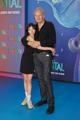 Leander Hausmann mit Tochter Edwina Eddi Kuhl - Deutschlandpremiere von ELEMENTAL im Kino der Kulturbrauerei in Berlin am 18.06.2023. Deutschlandpremiere - ELEMENTAL