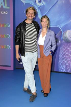 Marie Burchard mit Ehemann Sebastian Schwarz bei der Premiere des Kinofilms Elemental im Kino in der KulturBrauerei. Berlin, 18.06.2023