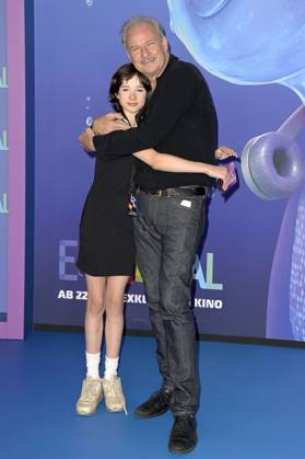 Leander Haußmann mit Tochter Edwina Kuhl bei der Premiere des Kinofilms Elemental im Kino in der KulturBrauerei. Berlin, 18.06.2023