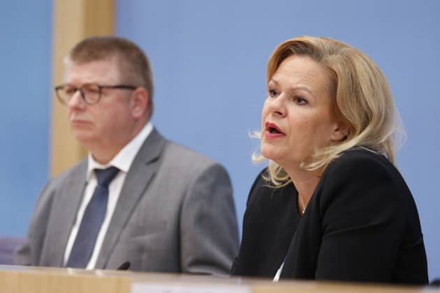 Thomas Haldenwang, Präsident des Bundesamtes für Verfassungsschutz (BfV), Bundesministerin des Innern und für Heimat Nancy Faeser, Deutschland, Berlin, Bundespressekonferenz, Thema: Vorstellung des Verfassungsschutzberichts 2022