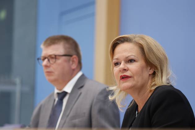 Thomas Haldenwang, Präsident des Bundesamtes für Verfassungsschutz (BfV), Bundesministerin des Innern und für Heimat Nancy Faeser, Deutschland, Berlin, Bundespressekonferenz, Thema: Vorstellung des Verfassungsschutzberichts 2022