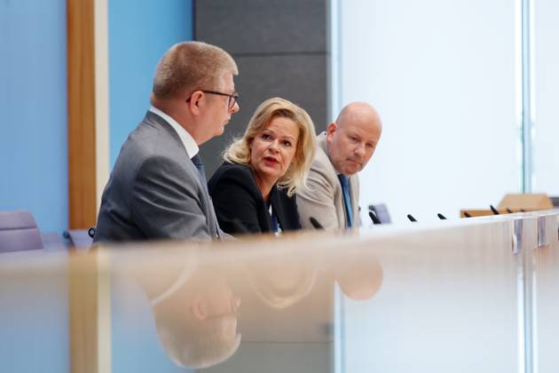 Thomas Haldenwang, Präsident des Bundesamtes für Verfassungsschutz (BfV), Bundesministerin des Innern und für Heimat Nancy Faeser, Deutschland, Berlin, Bundespressekonferenz, Thema: Vorstellung des Verfassungsschutzberichts 2022