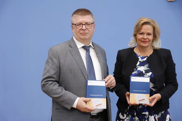 Thomas Haldenwang, Präsident des Bundesamtes für Verfassungsschutz (BfV), Bundesministerin des Innern und für Heimat Nancy Faeser, Deutschland, Berlin, Bundespressekonferenz, Thema: Vorstellung des Verfassungsschutzberichts 2022