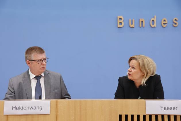 Thomas Haldenwang, Präsident des Bundesamtes für Verfassungsschutz (BfV), Bundesministerin des Innern und für Heimat Nancy Faeser, Deutschland, Berlin, Bundespressekonferenz, Thema: Vorstellung des Verfassungsschutzberichts 2022