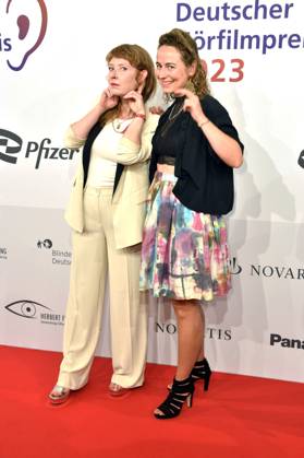 Sarah Bauerett und Ines Hollinger bei der Verleihung des 21. Deutschen Hörfilmpreises 2023 in der Hauptstadtrepräsentanz der Deutschen Telekom. Berlin, 20.06.2023