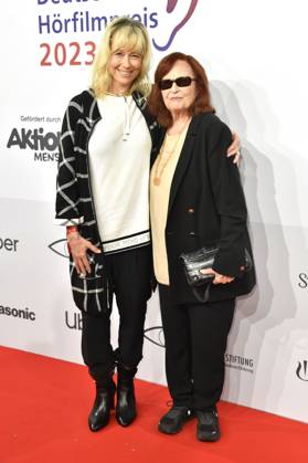 Brigitte Grothum mit Tochter Debora Weigert bei der Verleihung des 21. Deutschen Hörfilmpreises 2023 in der Hauptstadtrepräsentanz der Deutschen Telekom. Berlin, 20.06.2023