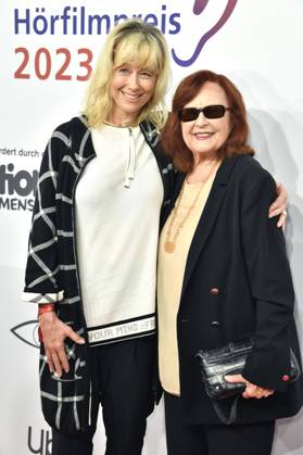 Brigitte Grothum mit Tochter Debora Weigert bei der Verleihung des 21. Deutschen Hörfilmpreises 2023 in der Hauptstadtrepräsentanz der Deutschen Telekom. Berlin, 20.06.2023