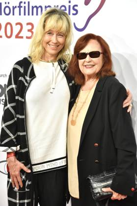 Brigitte Grothum mit Tochter Debora Weigert bei der Verleihung des 21. Deutschen Hörfilmpreises 2023 in der Hauptstadtrepräsentanz der Deutschen Telekom. Berlin, 20.06.2023