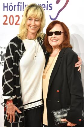 Brigitte Grothum mit Tochter Debora Weigert bei der Verleihung des 21. Deutschen Hörfilmpreises 2023 in der Hauptstadtrepräsentanz der Deutschen Telekom. Berlin, 20.06.2023