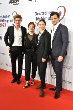 Damian Hardung, Rieke Seja, Hannah Schiller und Torben Liebrecht bei der Verleihung des 21. Deutschen Hörfilmpreises 2023 in der Hauptstadtrepräsentanz der Deutschen Telekom. Berlin, 20.06.2023