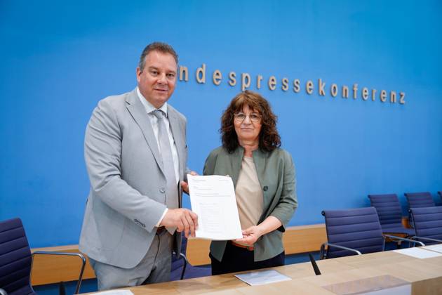Bundespressekonferenz Jahresbericht 2022 des Petitionsausschusses Martina Stamm-Fibich, Vorsitzende des Petitionsausschusses des Deutschen Bundestages (SPD) gemeinsam mit Andreas Mattfeldt, Sprecher der CDU CSU-Fraktion und dem Jahresbericht bei der Vorstellung des Jahresbericht 2022 des Petitionsausschusses in der Bundespressekonferenz, Berlin , 21.06.2023 Berlin Berlin Deutschland