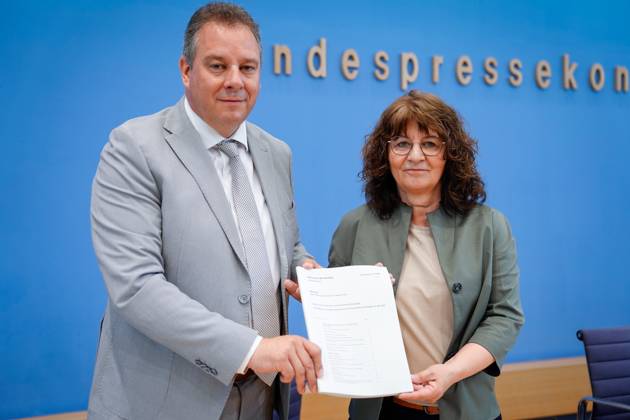 Bundespressekonferenz Jahresbericht 2022 des Petitionsausschusses Martina Stamm-Fibich, Vorsitzende des Petitionsausschusses des Deutschen Bundestages (SPD) gemeinsam mit Andreas Mattfeldt, Sprecher der CDU CSU-Fraktion und dem Jahresbericht bei der Vorstellung des Jahresbericht 2022 des Petitionsausschusses in der Bundespressekonferenz, Berlin , 21.06.2023 Berlin Berlin Deutschland