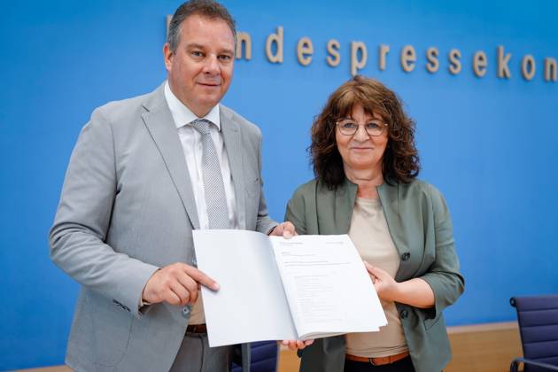 Bundespressekonferenz Jahresbericht 2022 des Petitionsausschusses Martina Stamm-Fibich, Vorsitzende des Petitionsausschusses des Deutschen Bundestages (SPD) gemeinsam mit Andreas Mattfeldt, Sprecher der CDU CSU-Fraktion und dem Jahresbericht bei der Vorstellung des Jahresbericht 2022 des Petitionsausschusses in der Bundespressekonferenz, Berlin , 21.06.2023 Berlin Berlin Deutschland