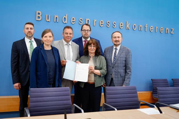 Bundespressekonferenz Jahresbericht 2022 des Petitionsausschusses Martina Stamm-Fibich, Vorsitzende des Petitionsausschusses des Deutschen Bundestages (SPD) gemeinsam mit Andreas Mattfeldt, Sprecher der CDU CSU-Fraktion, Corinna Rueffer, Obfrau (GRUENEN) und Manfred Todtenhausen, Obmann (FDP) Dirk Brandes, Obmann (AfD), Soeren Pellmann, Obmann (DIE LINKE) mit dem Jahresbericht bei der Vorstellung des Jahresbericht 2022 des Petitionsausschusses in der Bundespressekonferenz, Berlin , 21.06.2023 Berlin Berlin Deutschland
