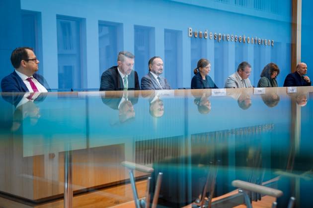 Bundespressekonferenz Jahresbericht 2022 des Petitionsausschusses Martina Stamm-Fibich, Vorsitzende des Petitionsausschusses des Deutschen Bundestages (SPD) gemeinsam mit Andreas Mattfeldt, Sprecher der CDU CSU-Fraktion, Corinna Rueffer, Obfrau (GRUENEN) und Manfred Todtenhausen, Obmann (FDP) Dirk Brandes, Obmann (AfD), Soeren Pellmann, Obmann (DIE LINKE) bei der Vorstellung des Jahresbericht 2022 des Petitionsausschusses in der Bundespressekonferenz, Berlin , 21.06.2023 Berlin Berlin Deutschland