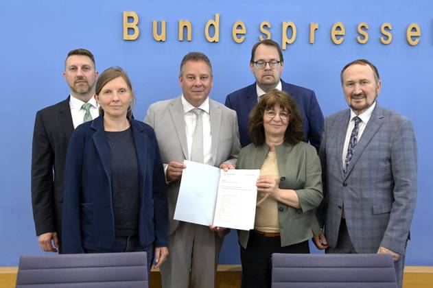 Dirk Brandes, Corinna Rüffer, Andreas Mattfeldt, Sören Pellmann, Martina Stamm-Fibich und Manfred Todtenhausen bei der Bundespressekonferenz zum Jahresbericht 2022 des Petitionsausschusses im Haus der Bundespressekonferenz. Berlin, 21.06.2023