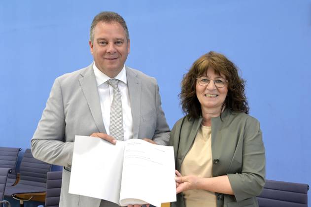 Andreas Mattfeldt und Martina Stamm-Fibich bei der Bundespressekonferenz zum Jahresbericht 2022 des Petitionsausschusses im Haus der Bundespressekonferenz. Berlin, 21.06.2023