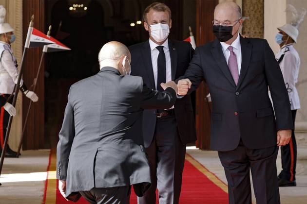 French President Emmanuel Macron in Baghdad - Iraq Iraqi President Barham Saleh (R) greets a member of French President Emmanuel Macron s (C) delegation during a welcoming ceremony for the French leader in Baghdad on August 28, 2021. - Macron is among leaders set to attend a regional summit today in Iraq, with the Taliban s takeover of Afghanistan and a deadly jihadist attack in Kabul overshadowing the meeting. Photo by Ludovic Marin pool ABACAPRESS;COM Baghdad Iraq Copyright: xMarinxLudovic Pool ABACAx 778085_009 MarinxLudovic Pool ABACAx 778085_009