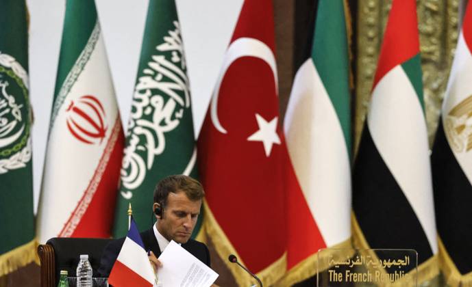 French President Emmanuel Macron in Baghdad - Iraq French President Emmanuel Macron reads a document during the Baghdad conference in the Iraqi capital on August 28, 2021. (Photo by Ludovic MARIN POOL ABACAPRESS.COM Baghdad Iraq Copyright: xMarinxLudovic Pool ABACAx 778120_025 MarinxLudovic Pool ABACAx 778120_025